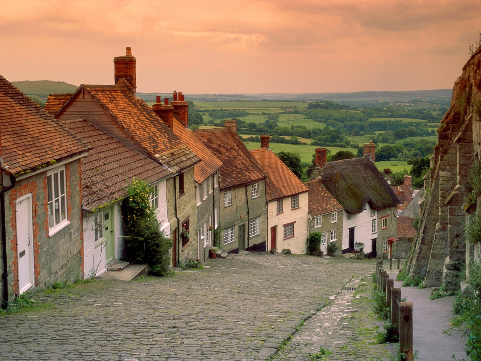 http://2.bp.blogspot.com/_aWMnfa5g5E0/TMZjOz6Wv5I/AAAAAAAAA_s/ydjbURIqNUs/s1600/Gold+Hill+Cottages,+Shaftesbury,+England.jpg