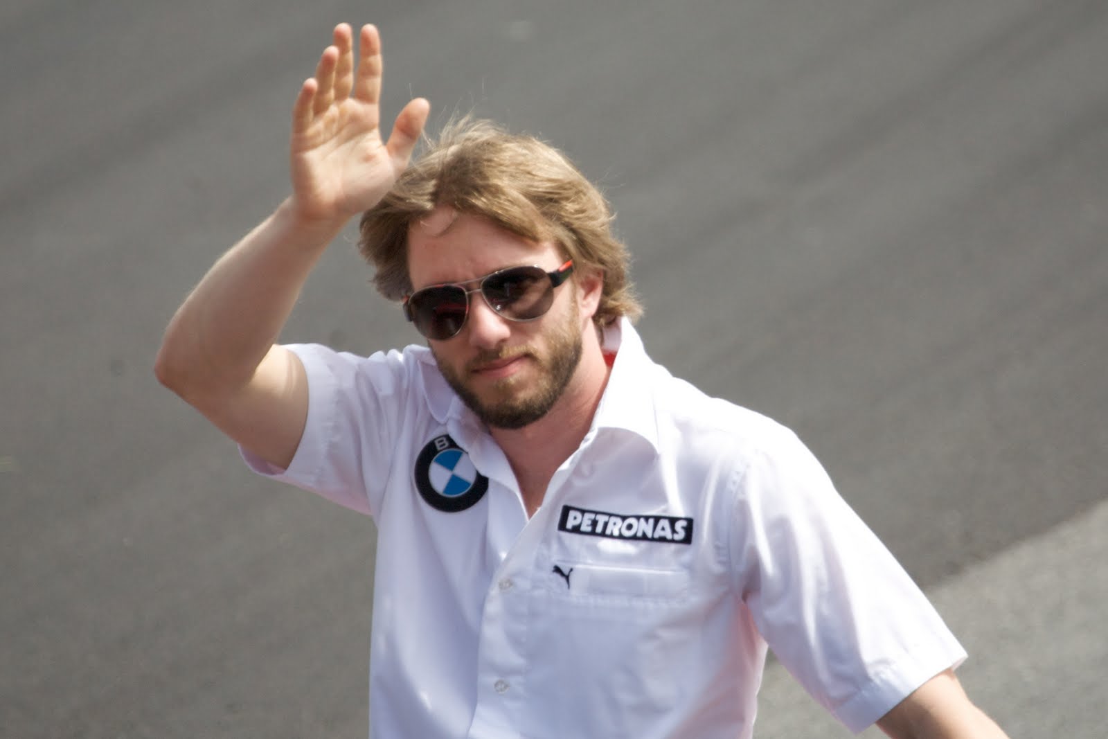 http://2.bp.blogspot.com/_ai2CXKISwtA/TJO5rogWiyI/AAAAAAAAISA/5qYAHjMLadg/s1600/Nick_Heidfeld_2008.jpg