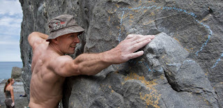 Tomasz Swinarski sends the low traverse of Split Apple Rock