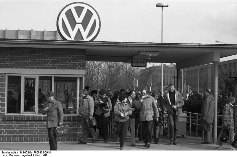 [Bundesarchiv_B_145_Bild-F060158-0018,_Wolfsburg,_VW_Autowerk,_Werkstor.jpg]