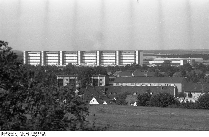 [Bundesarchiv_B_145_Bild-F040728-0018,_Wolfsburg,_VW_Autowerk.jpg]
