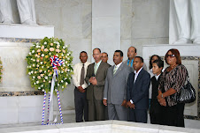 OFRENDA FLORAL EN EL ALTAR DE LA PATRIA