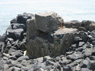西北邊海崖損毀的瞭望碉堡