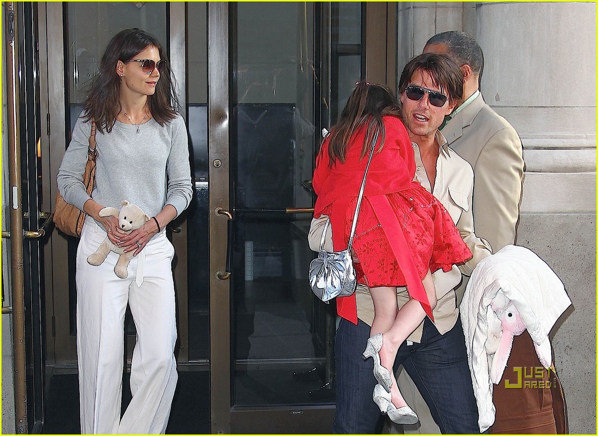 http://2.bp.blogspot.com/_ay-3_gDCcvY/S_yaNaZiCQI/AAAAAAAABwo/RHT5q61MF_k/s1600/tom-cruise-katie-holmes-suri-see-a-show-nyc-07.jpg