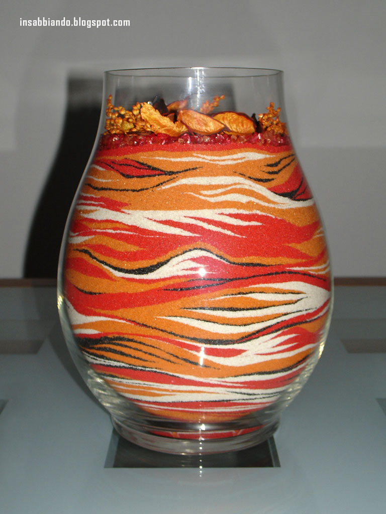 inSABBIAndo: Sand Art: vaso decorato con sabbia colorata e pietre argentate.