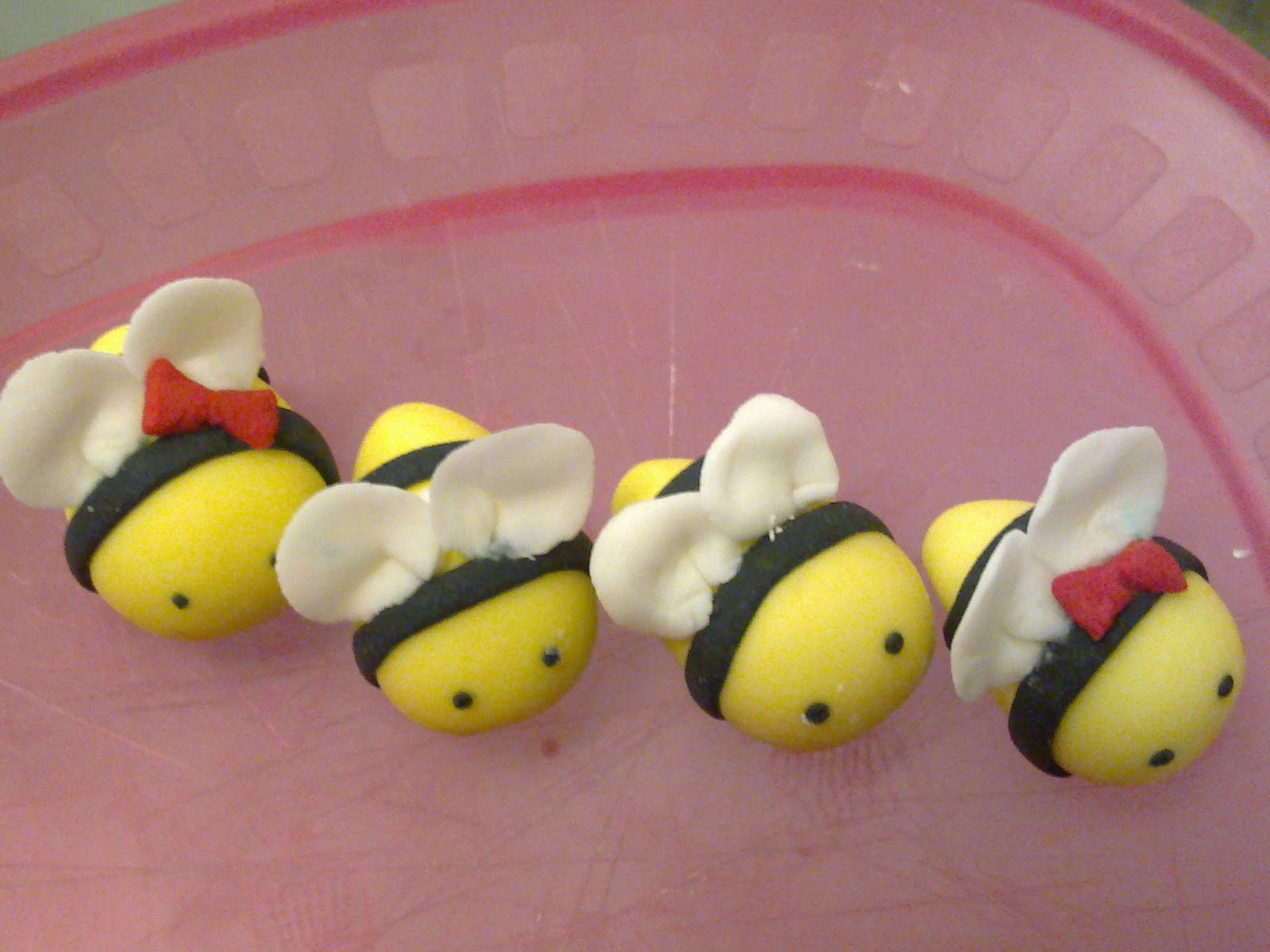 HanaSwiss sugarpaste bees,bird and ladybirds