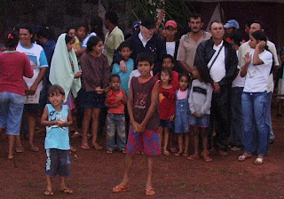 El bisbe de Guajará Mirim, Dom Geraldo Verdier, en una visita al campament Paulo Freire 3, a Seringueiras