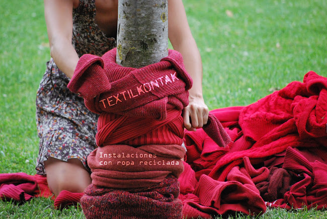 TEXTILKONTAK, instalaciones con ropa reciclada