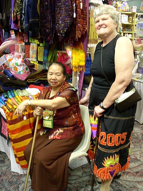 [Hmong+vendor+and+Diane.JPG]