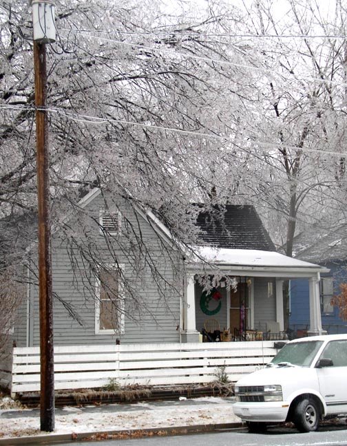 [My+house+before+broken+branches.JPG]