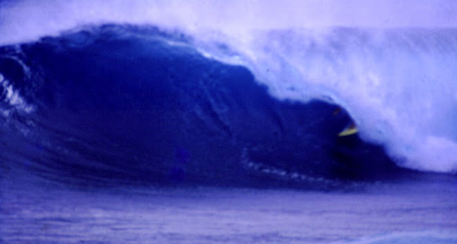 Eu em Pipe back-door ,com minha Capá 6'6...foto: Nilton Barbosa