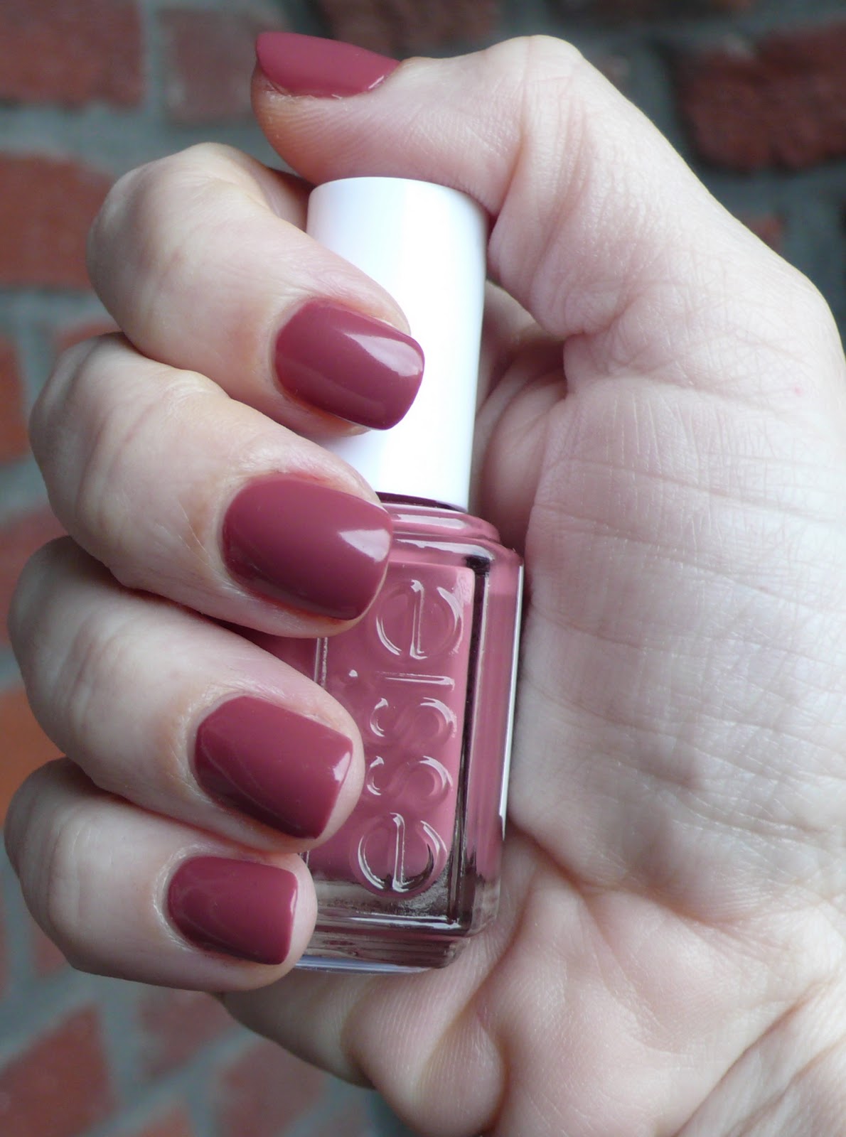 Noa's Beauty Blog ESSIE In Stitches Nail Polish