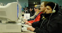 Pessoas usando computadores numa biblioteca