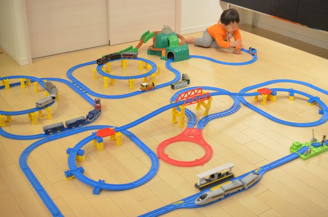 tomy train track layouts