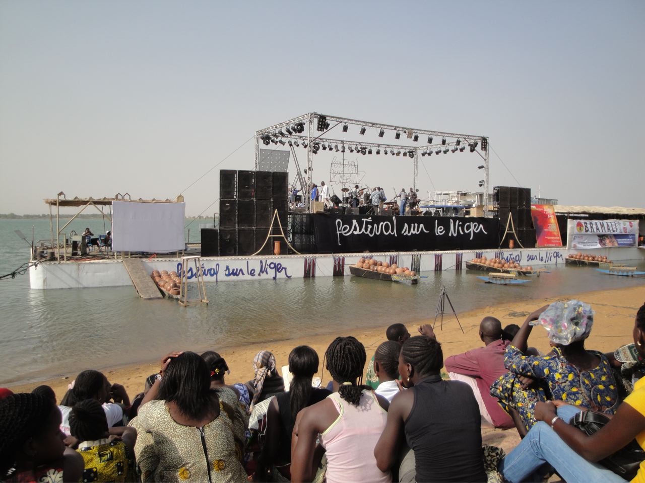 Under A Million Miles Of Sky: Festival sur le Niger