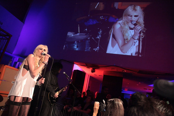 Taylor Momsen actua na festa da...