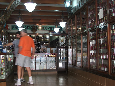 Eduardo Goldenberg e Isaac Goldenberg na Pharmácia Homeopática Simões, ligada ao Laboratório Simões, na rua Pereira de Almeida 102, Tijuca