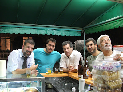 Eduardo Goldenberg, Arthur Tirone (o Favela), Rodrigo Ferrari, Marcelo Vidal e Wlader Dutra Miranda (o Comandante), no RIO-BRASÍLIA, 10 de setembro de 2008, na rua Almirante Gavião, na Tijuca, fotografia de Felipe Quintans Gomes