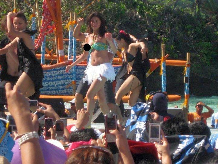 Pics - Anne Curtis Swimsuit Malfunction