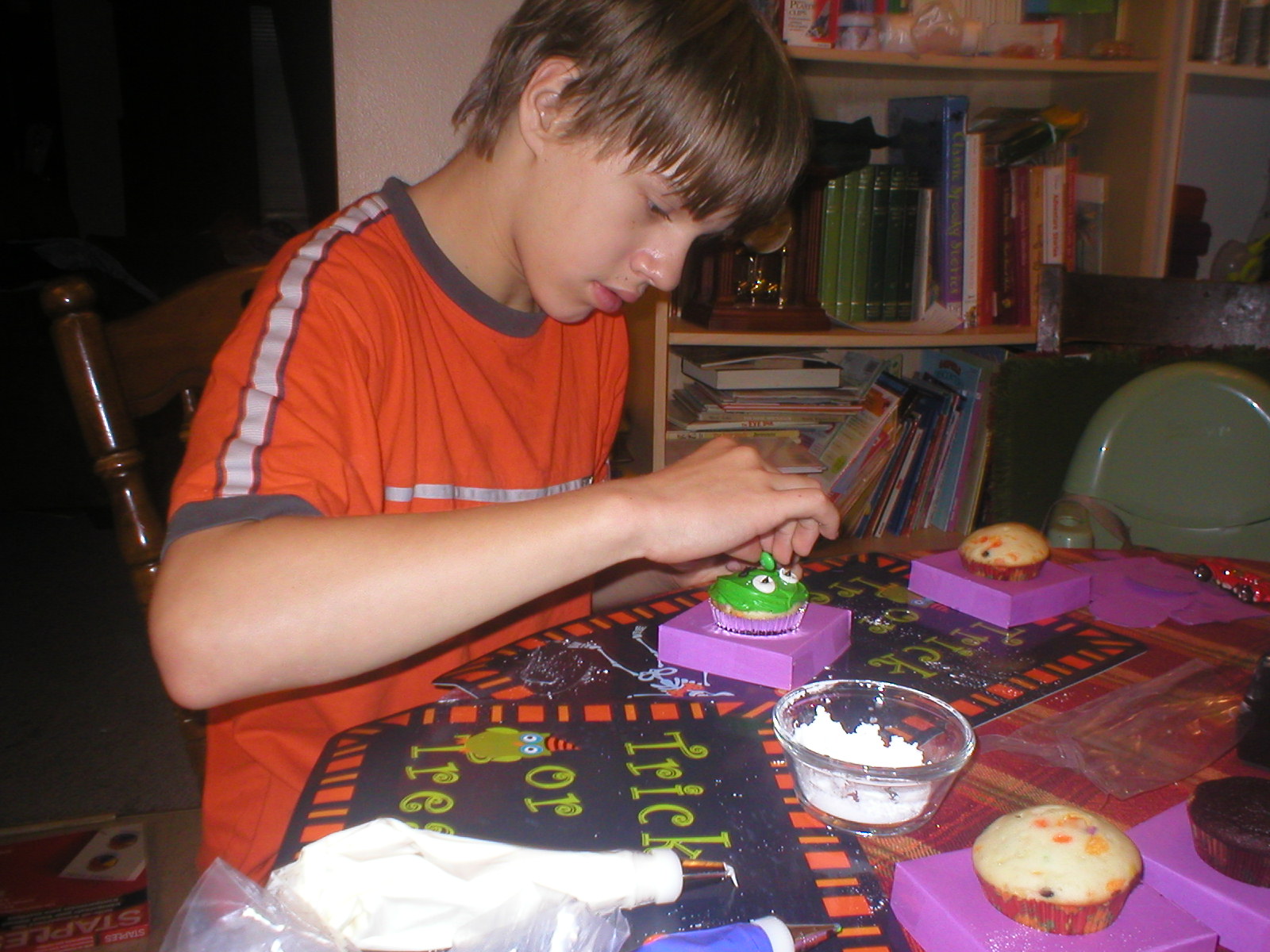[Travis+decorating+cupcakes.jpg]