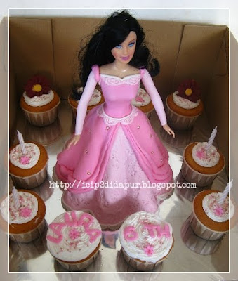 birthday cake laura. katanya Laura suka sama Barbie Cake nya :). Selamat ulang tahun Laura.