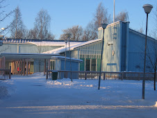 Kuva sinisestä koulusta.