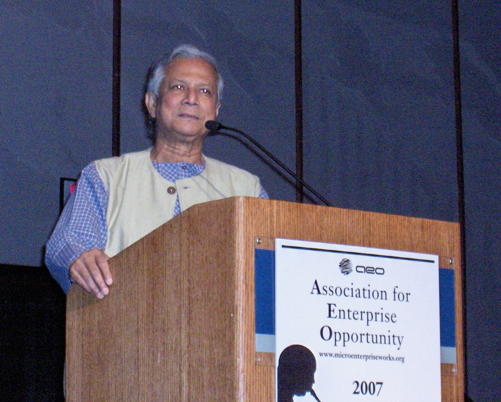 [Yunus+presentation.jpg]