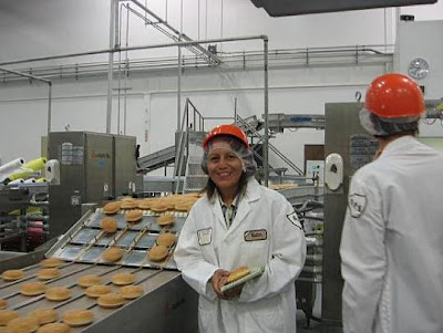 عمرك شفت مصنع ماكدونالدز من الداخل ؟؟ Nancy+Luna+in+McDonald%27s+bun+factory