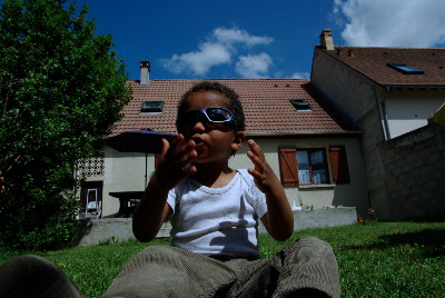Nathanaël avec ses lunettes de soleil