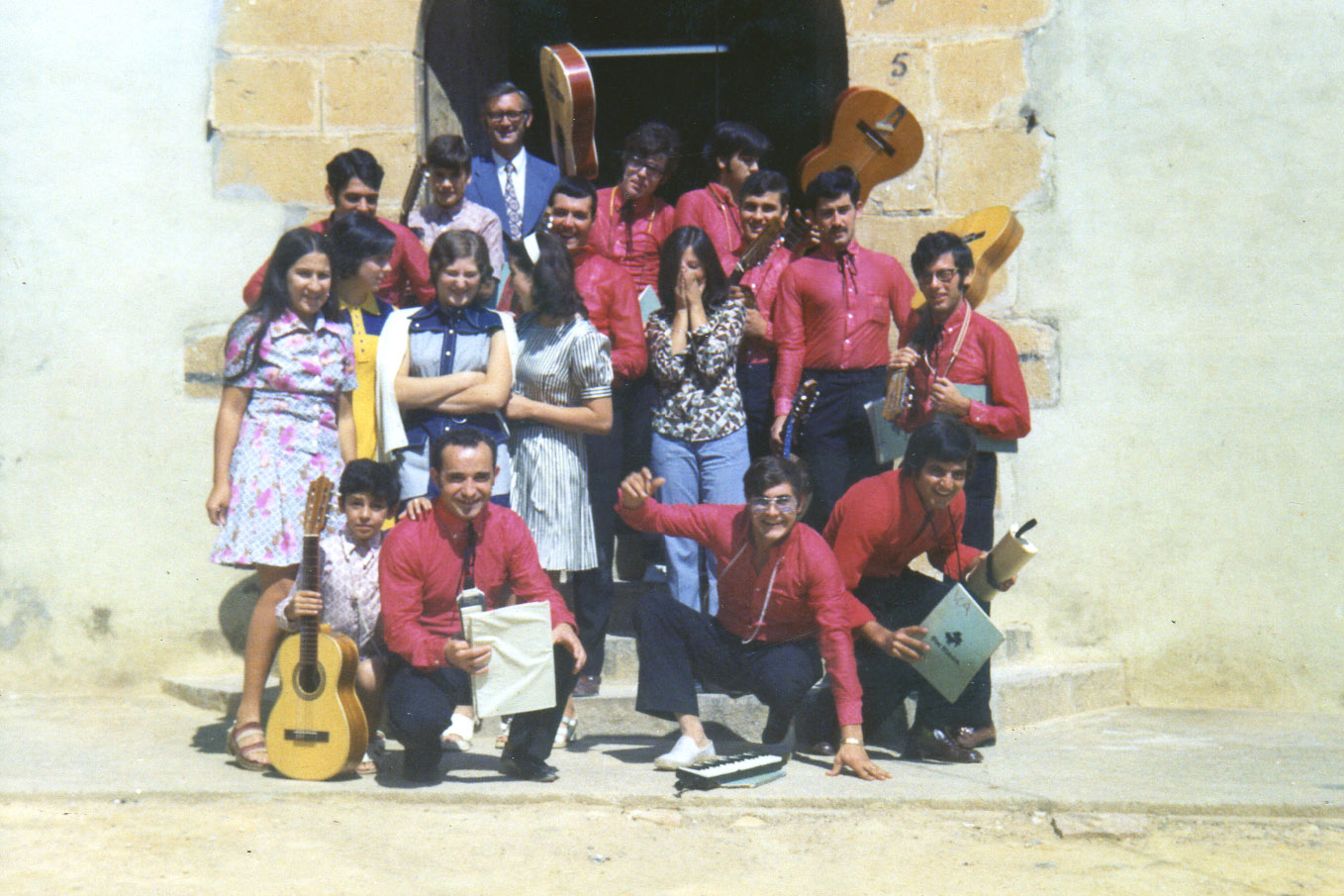 [Rondalla+els+Kimbols+de+Figueroles+en+La+Foia+(1972)+(color).jpg]