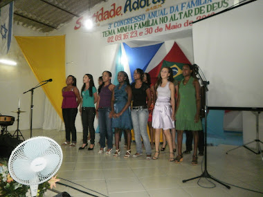 Jovens Femininas Louvando a  Deus