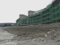 施工中的美麗灣飯店，  把原先美麗的沙灘破壞的慘不忍睹 (照片由台東環境保護聯盟提供)