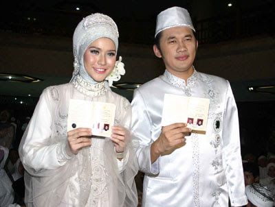 Model Dress Form Reviews on Sazkia Mecca Juga Pake Gaun Dari Irna La Perle Waktu Akad Nikahnya