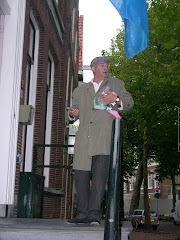 straatartiest "Mukkes" in actie bij bibliotheek Harlingen.