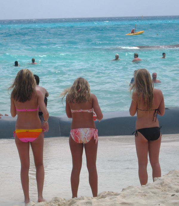 [girls_in_bikinis_on_playa_del_carmen_beach.jpg]