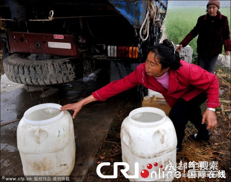 [2010年3月9日，云南省罗平县普妥乡团山村，村民在抗旱的汽车下接水.php]