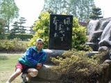Em parque memorial no Japão, 2005