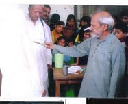 Painter Hari Pal Tyagi and writer Vachaspati in a painting workshop