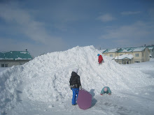 Maar de kinderen genoten wel met hun snowboard van de verse sneeuw.
