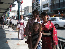 Charlotte met twee japanse dames in stijl.