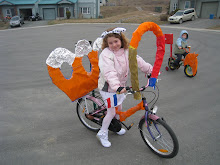 Charlotte met haar versierde fiets