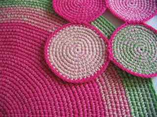 alfombra rosayverde3 - Alfombras tejidas a crochet que decoran el piso