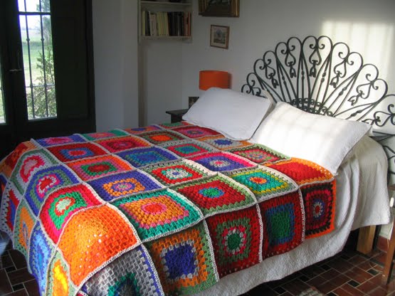 manta crochet lana1 - Mantas o pie de cama a crochet para abrigar y decorar la cama