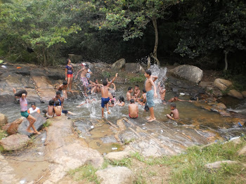 Crianças se divertindo como diz o estatuto da Criança e Adolescente