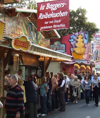 Kartoffelpuffer Baggersstand mit Menschenschlange