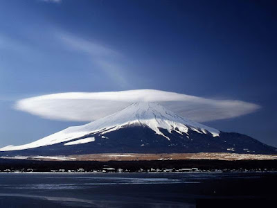 http://2.bp.blogspot.com/_ckBlasgNSzg/SYeKFYbndpI/AAAAAAAALCc/Mok0bae6SW0/s400/Cloud+Over+Mountain.jpg