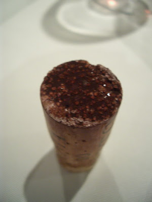 Gourmandise pequenos cristais em rolha de vinho