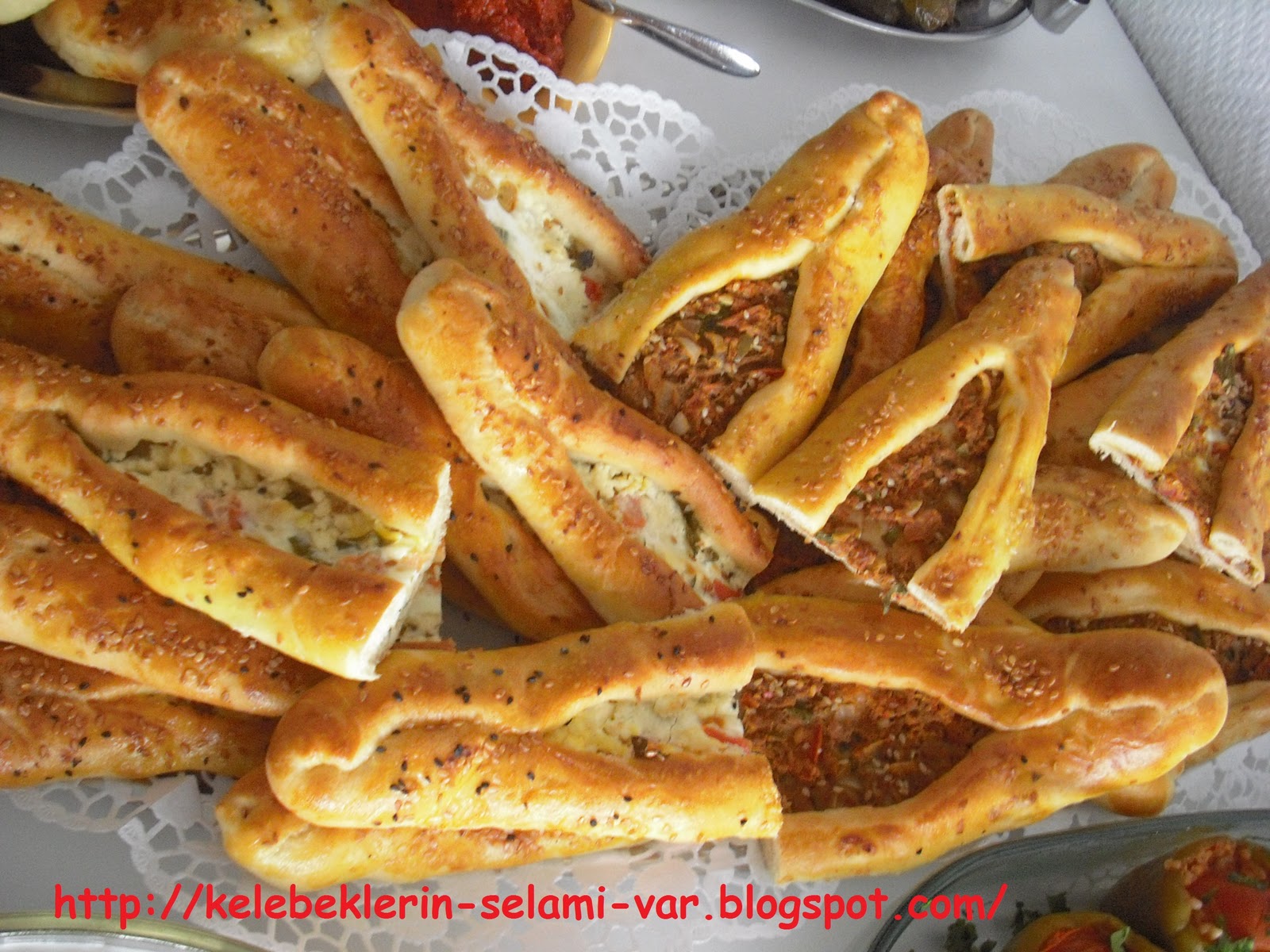 . PeynirliKıymalı Pideler