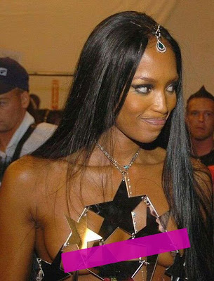 Supermodels have super nip slips as proved by Naomi Campbell