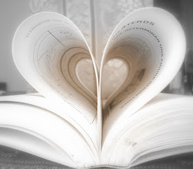Las páginas de un libro forman un corazón